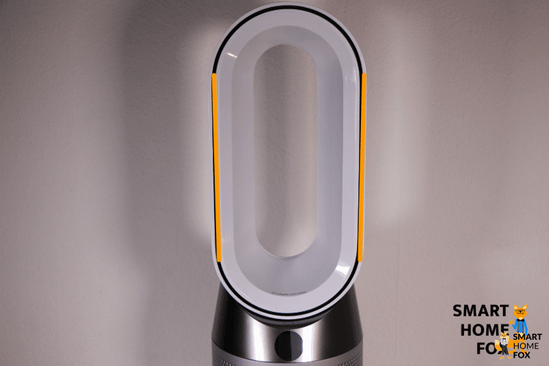 Dyson Pure Hot+Cool HP04 стоит на полке, расположение керамических элементов обозначено